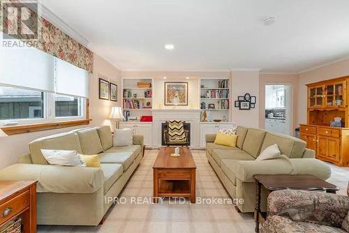 67 Mill Street S, Brampton (Downtown Brampton), ON - Indoor Photo Showing Living Room