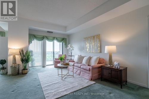 501 - 2085 Amherst Heights Drive, Burlington (Brant Hills), ON - Indoor Photo Showing Living Room