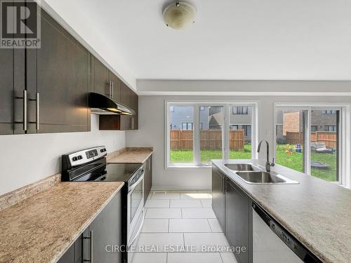 8150 Buckeye Crescent, Niagara Falls, ON - Indoor Photo Showing Kitchen With Double Sink