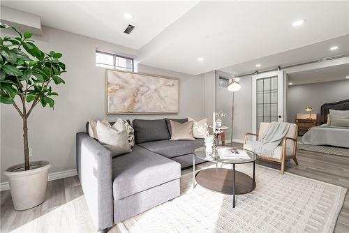 680 Rexford Drive, Hamilton, ON - Indoor Photo Showing Living Room