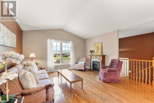 1817 Four Mile Creek Road, Niagara-On-The-Lake, ON - Indoor Photo Showing Living Room With Fireplace