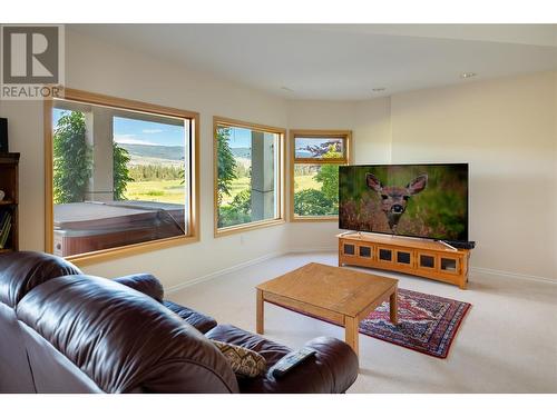 3076 Quail Crescent, Kelowna, BC - Indoor Photo Showing Living Room