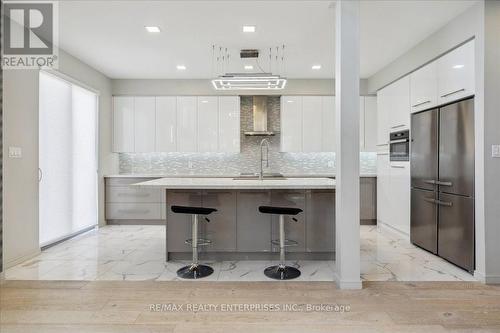 4 Sunrow Gate, Hamilton, ON - Indoor Photo Showing Kitchen