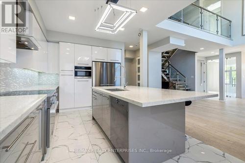 4 Sunrow Gate, Hamilton, ON - Indoor Photo Showing Kitchen With Upgraded Kitchen