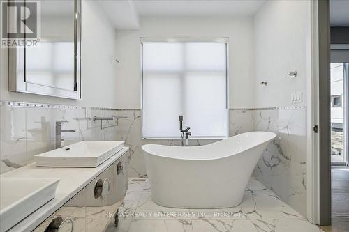 4 Sunrow Gate, Hamilton, ON - Indoor Photo Showing Bathroom