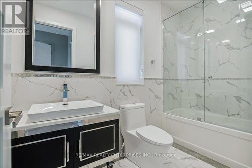 4 Sunrow Gate, Hamilton, ON - Indoor Photo Showing Bathroom