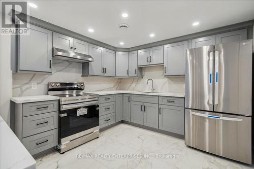 4 Sunrow Gate, Hamilton, ON - Indoor Photo Showing Kitchen With Upgraded Kitchen