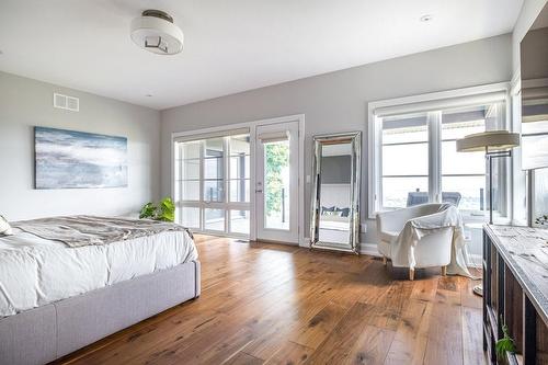 147 Mountain Park Avenue, Hamilton, ON - Indoor Photo Showing Bedroom