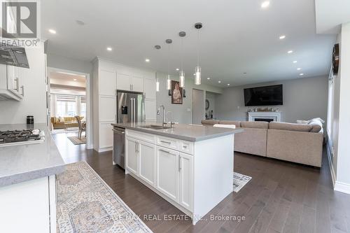 124 Drexler Avenue, Guelph/Eramosa (Rockwood), ON - Indoor Photo Showing Kitchen With Upgraded Kitchen