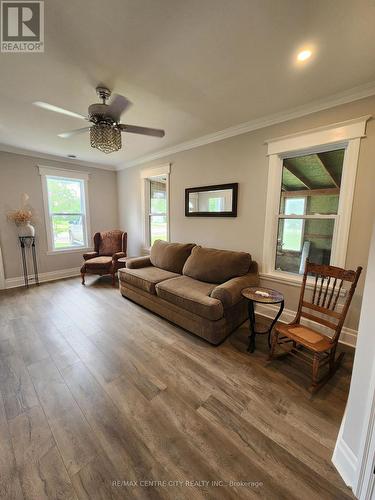 288 Elm Street W, Chatham-Kent (Bothwell), ON - Indoor Photo Showing Living Room