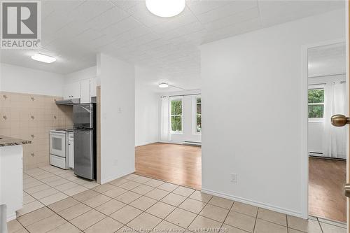 6599 Thornberry, Windsor, ON - Indoor Photo Showing Kitchen