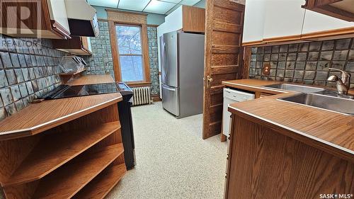 109 Lorne Street E, Swift Current, SK - Indoor Photo Showing Kitchen With Double Sink