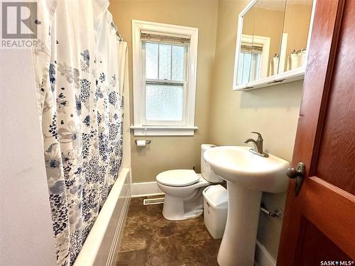 1581 98Th Street, North Battleford, SK - Indoor Photo Showing Bathroom