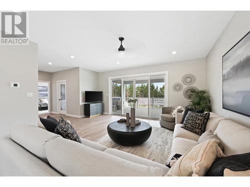 1927 Pineridge Mountain Run, Invermere, BC - Indoor Photo Showing Living Room