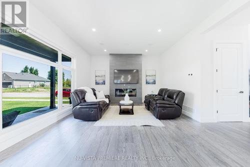 42 Poole Crescent, Middlesex Centre (Komoka), ON - Indoor Photo Showing Living Room