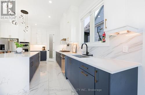 42 Poole Crescent, Middlesex Centre (Komoka), ON - Indoor Photo Showing Kitchen With Upgraded Kitchen