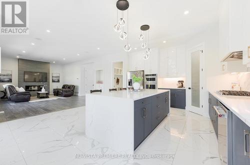 42 Poole Crescent, Middlesex Centre (Komoka), ON - Indoor Photo Showing Kitchen With Upgraded Kitchen