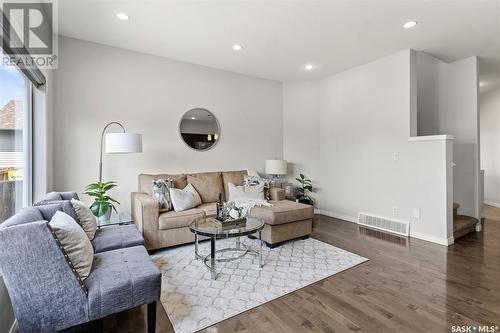 110 Ashworth Crescent, Saskatoon, SK - Indoor Photo Showing Living Room