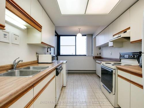 802-40 Richview Rd, Toronto, ON - Indoor Photo Showing Kitchen With Double Sink