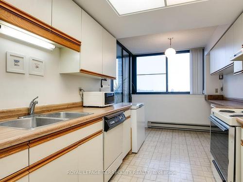 802-40 Richview Rd, Toronto, ON - Indoor Photo Showing Kitchen With Double Sink