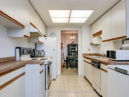 802-40 Richview Rd, Toronto, ON - Indoor Photo Showing Kitchen With Double Sink