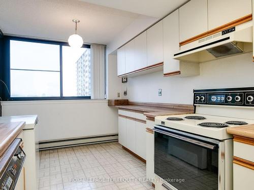 802-40 Richview Rd, Toronto, ON - Indoor Photo Showing Kitchen