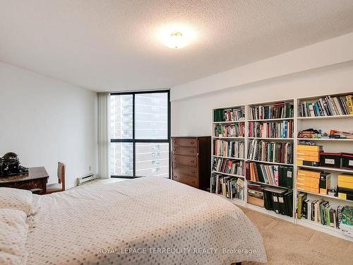 802-40 Richview Rd, Toronto, ON - Indoor Photo Showing Bedroom