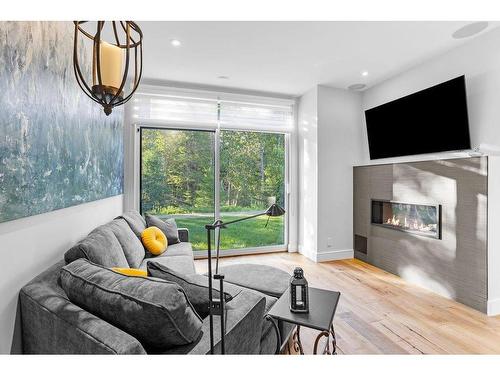 Salle familiale - 555 Allée Royale, Mont-Tremblant, QC - Indoor Photo Showing Living Room With Fireplace