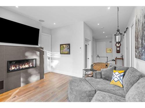 Salle familiale - 555 Allée Royale, Mont-Tremblant, QC - Indoor Photo Showing Living Room With Fireplace