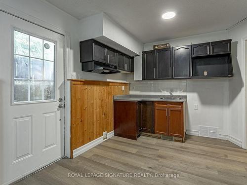 901 Lawson Rd N, London, ON - Indoor Photo Showing Kitchen