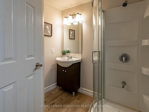 901 Lawson Rd N, London, ON - Indoor Photo Showing Bathroom