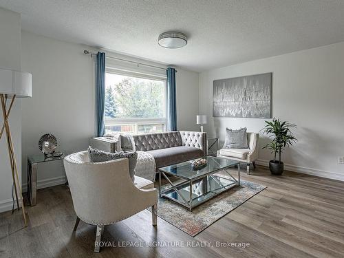 901 Lawson Rd N, London, ON - Indoor Photo Showing Living Room