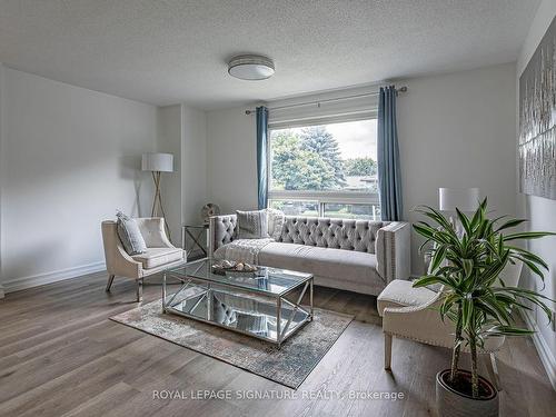 901 Lawson Rd N, London, ON - Indoor Photo Showing Living Room