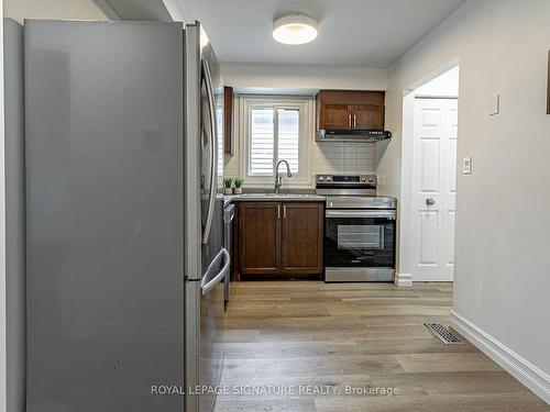 901 Lawson Rd N, London, ON - Indoor Photo Showing Kitchen