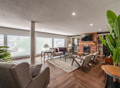 1020 Morningstar Road, Oliver, BC - Indoor Photo Showing Living Room