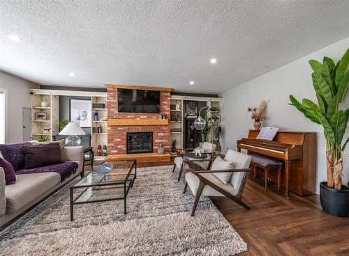 1020 Morningstar Road, Oliver, BC - Indoor Photo Showing Living Room With Fireplace