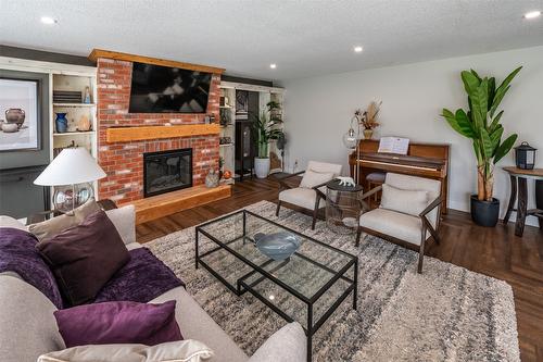 1020 Morningstar Road, Oliver, BC - Indoor Photo Showing Living Room With Fireplace