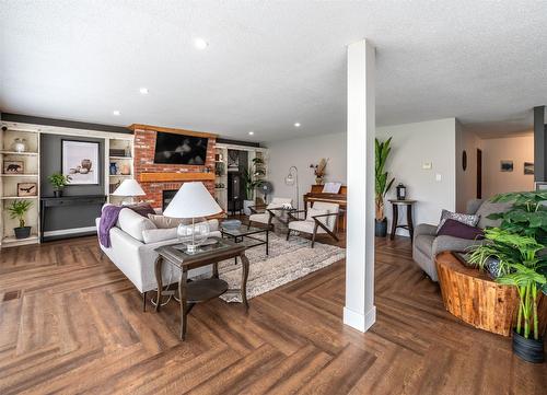 1020 Morningstar Road, Oliver, BC - Indoor Photo Showing Living Room