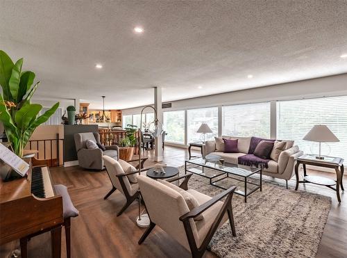 1020 Morningstar Road, Oliver, BC - Indoor Photo Showing Living Room