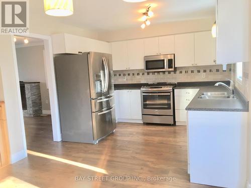 28 Shalom Way, Barrie, ON - Indoor Photo Showing Kitchen With Double Sink