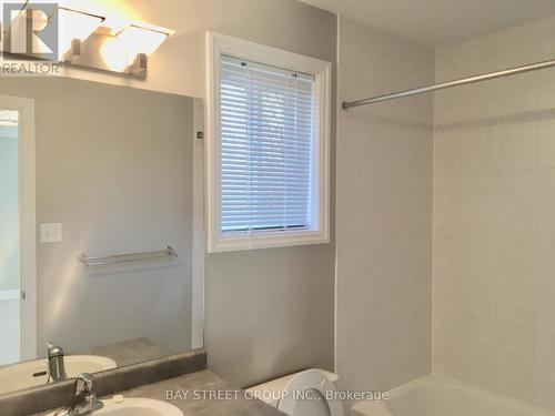 28 Shalom Way, Barrie, ON - Indoor Photo Showing Bathroom