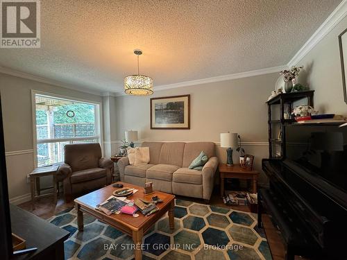 28 Shalom Way, Barrie, ON - Indoor Photo Showing Living Room