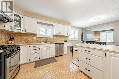 83 Forestgate Drive, Hamilton (Fessenden), ON - Indoor Photo Showing Kitchen With Upgraded Kitchen