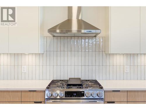 857 Kinnear Court, Kelowna, BC - Indoor Photo Showing Kitchen