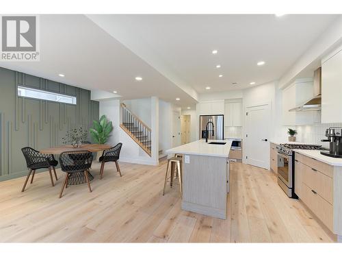 857 Kinnear Court, Kelowna, BC - Indoor Photo Showing Kitchen With Upgraded Kitchen