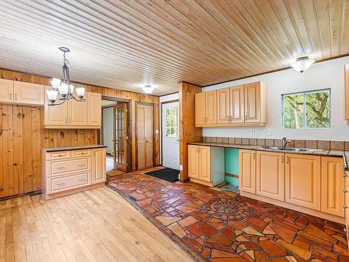 Coin-repas - 182 Ch. Decelles, Brigham, QC - Indoor Photo Showing Kitchen With Double Sink