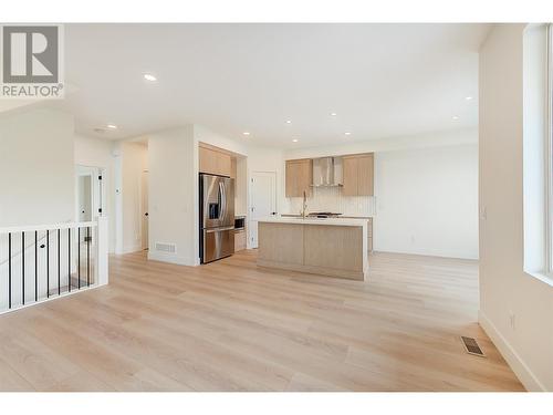 853 Kinnear Court, Kelowna, BC - Indoor Photo Showing Kitchen