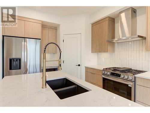 853 Kinnear Court, Kelowna, BC - Indoor Photo Showing Kitchen With Double Sink With Upgraded Kitchen