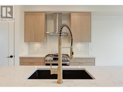 853 Kinnear Court, Kelowna, BC - Indoor Photo Showing Kitchen With Double Sink