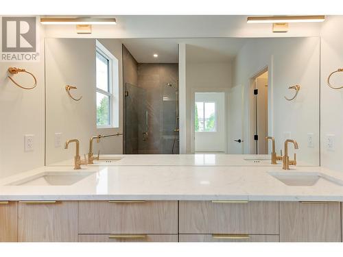 853 Kinnear Court, Kelowna, BC - Indoor Photo Showing Bathroom